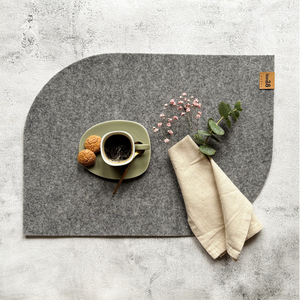 Filz Tischset in grau darauf steht eine Tasse Kaffee