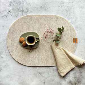 Tischset Filz mit abgerundeten Ecken aus Filz in beige mit Dekoration und einer Kaffeetasse auf einem Steintisch