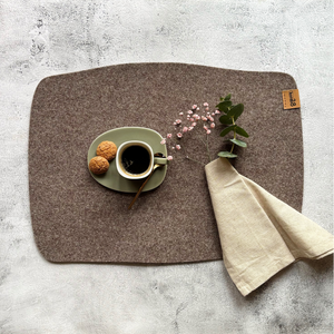 Tischset Filz in braun auf einem Tisch aus Beton mit einer Tasse Cafe
