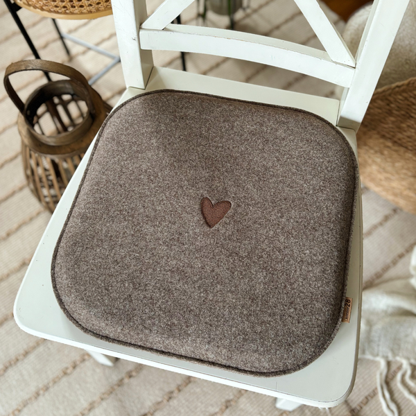 Sitzkissen Filz Herz Stickerei