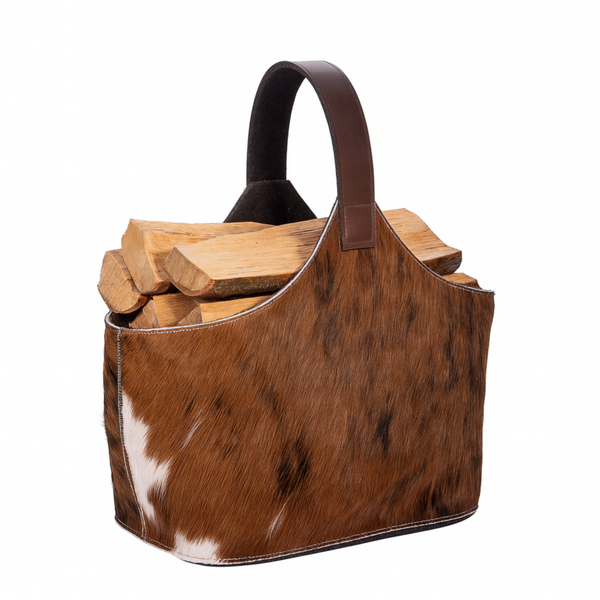 Holzkorb aus Filz mit echten Kuhfell gefüllt mit Holzscheite