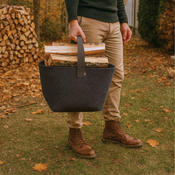Mann trägt eine XXL Kaminholztasche aus Filz gefüllt mit Feuerholz draußen im Herbst