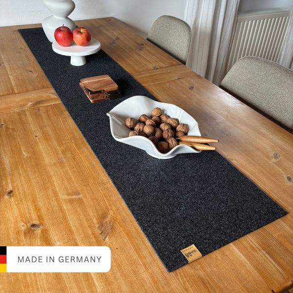 Tischläufer anthrazit biskop aus Filz nachhaltig Made in Germany rechteckig auf einem Holztisch mit Dekoration