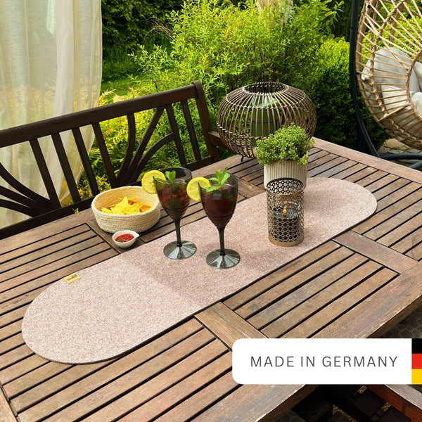 Tischläufer braun aus Filz nachhaltig Made in Germany mit Rundung an beiden Seiten auf einem Holztisch im Garten
