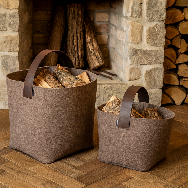 Kaminholztasche aus Filz mit Ledergriffen, gefüllt mit Brennholz vor einem gemütlichen Kamin