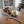 Festlicher Tischläufer aus Filz auf Holztisch mit Kerzen, Tannenzweigen und gemütlicher Weihnachtsdeko