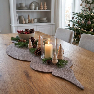 Festlicher Tischläufer aus Filz auf Holztisch mit Kerzen, Tannenzweigen und gemütlicher Weihnachtsdeko