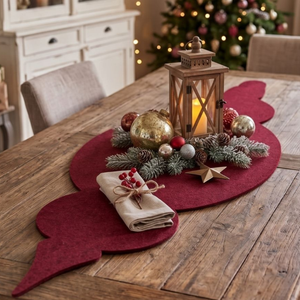 Roter Filz Tischläufer für Weihnachten mit Adventskranz, Baumschmuck und gedecktem Esstisch