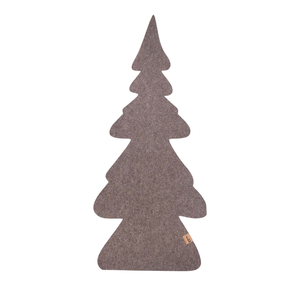 Naturmelierter Tannenbaum aus Filz als schlichte Weihnachtsdekoration auf weißem Hintergrund