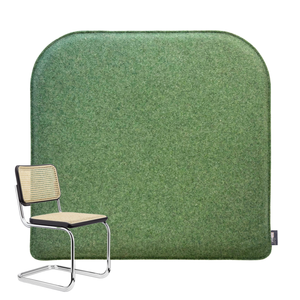 Grünes quadratisches Filz-Sitzkissen mit abgerundeten Ecken und umlaufender Naht, dargestellt mit einem Freischwinger Thonet S32/S64. Geflecht.