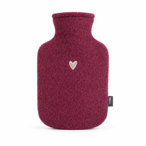 Klassische Wärmflasche mit Bezug aus Walkloden in beerigem Farbton und dezentem Herzdetail in Beige