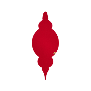 Leuchtend roter Tischläufer aus Filz mit festlichem Weihnachtsmotiv auf weißem Hintergrund