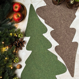 Grüner und naturmelierter Filz Weihnachtsbaum mit Tannenzweigen und roter Weihnachtskugel