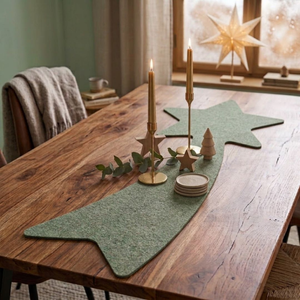 Weihnachtlicher Tischläufer in Sternform aus grünem Filz auf Holztisch mit Kerzen und winterlicher Dekoration