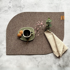 Platzset aus Premium Filz in Braun mit einer Kaffee-Tasse darauf