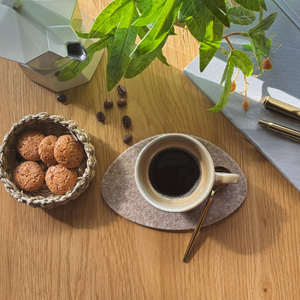 Untersetzer aus Filz zum abstellen eines Cafe auf einem Holztisch