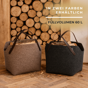 Kaminholztaschen aus Filz in Anthrazit und Braun nebeneinander vor einem Holzstapel gefüllt mit Holz