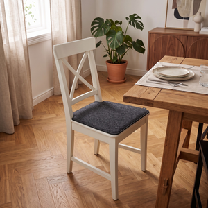 Filz-Sitzkissen auf einem IKEA INGOLF Holzstuhl im Esszimmer für angenehmen Sitzkomfort.