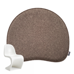 Braunes Sitzkissen Filz für den Panton Chair mit abgerundeter Form, leicht geschwungener Vorderkante und umlaufender Naht.