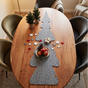 Grauer Weihnachtsbaum Tischläufer aus Filz auf Holztisch mit kleinen Sternen, Äpfeln, Kerze und festlicher Deko