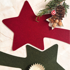 Roter und grüner Tischläufer aus Filz in Sternform mit weihnachtlicher Dekoration aus Tannenzweigen, Zapfen und Nüssen