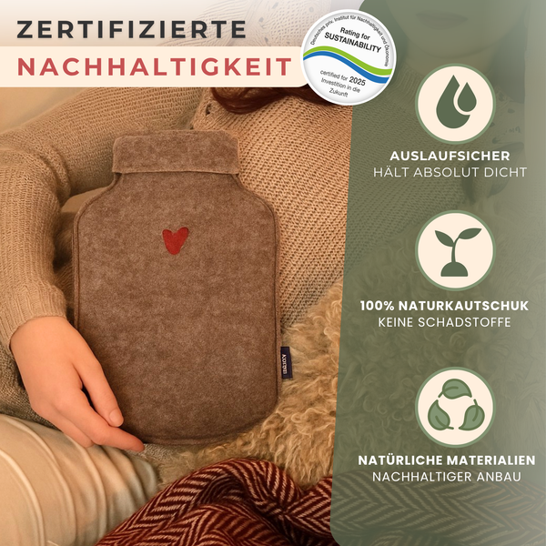 bettflasche aus upcycling filz, in braun und rotem herzstick tüv-geprüft