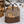 Holzkorb für Kamin mit Ledertaschen und brauen Filz gefüllt mit Brennholz und Anzündholz