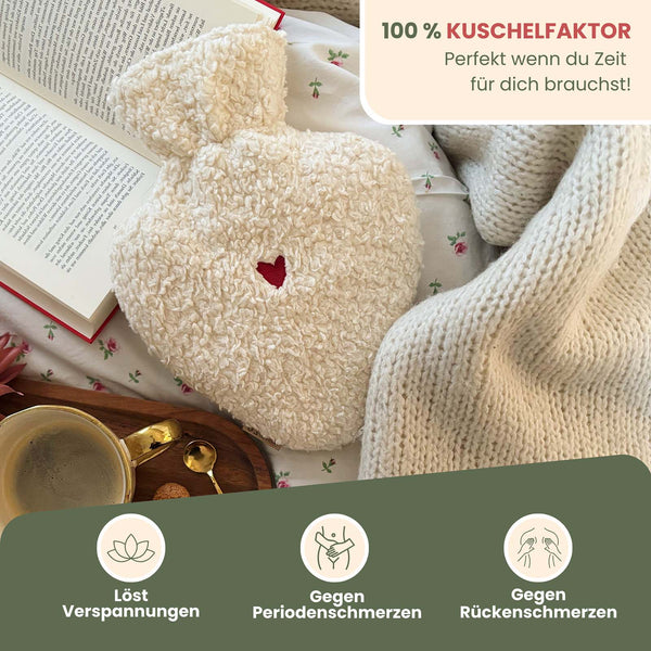 Wärmflasche flauschig mit Bezug aus Bio-Baumwolle auf Sofa