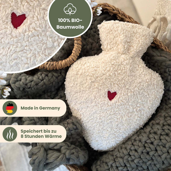 Wärmflasche mit Bio-Baumwolle extra kuschelig auf einer grünen Decke