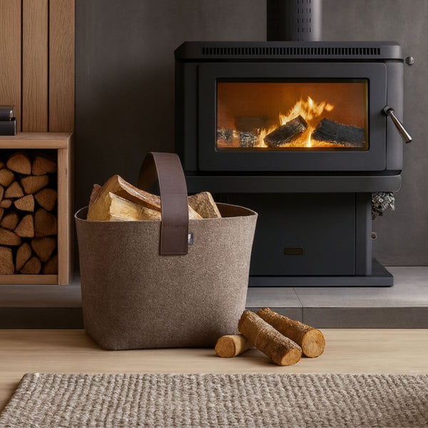 Filztasche in braun für Kaminholz gefüllt mit Brennholz vor Kamin