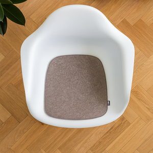 Eames Chair Kissen aus upcycling Filz auf einem weißen vitra eames armchair