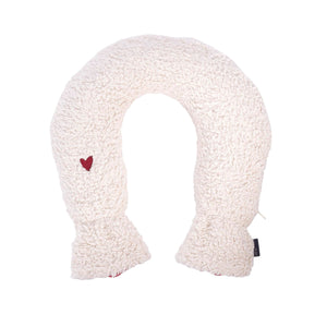 kontor28 Nacken-Wärmflasche aus Bio-Baumwolle mit Teddy-Bezug auslaufsicher und TÜV geprüft Bild freigestellt auf weißem Hintergrund