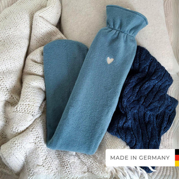 wärmflasche schlauch aus blauem baumwollfleece und herzstick, nachhaltig und auslaufsicher