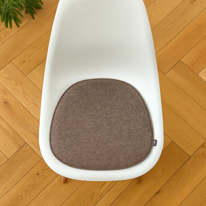 Filzkissen Eames Chair als passgenaues Sitzkissen auf einem weißen vitra eames sidechair