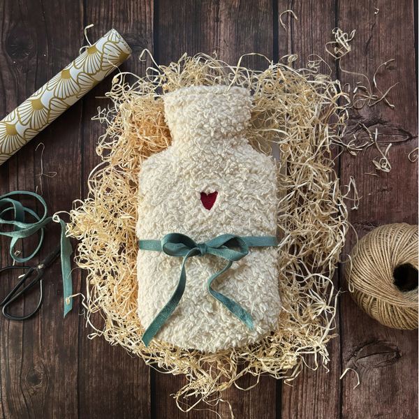 Wärmflasche kaufen auf Holztisch als Geschenk geeignet